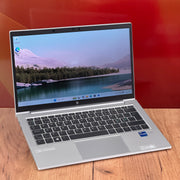 HP EliteBook 830 G8 — widok z przodu