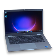 Ноутбук Dell Latitude 5330 серебристый, 13.3 дюйма, с клавиатурой и тачпадом, на деревянном столе